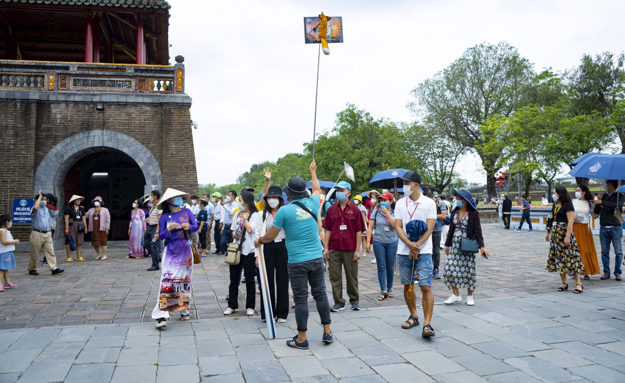 Du khách được bố trí tham quan Đại Nội theo từng nhóm vào các khung giờ lệch nhau trong buổi để đảm bảo phòng chống dịch